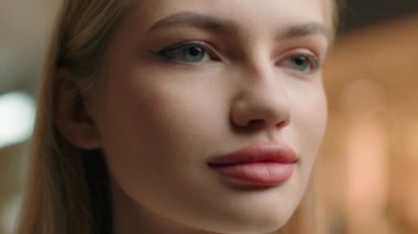 Çok düşünceli bir kız. Yan tarafa bakıyor. İlham verici bir kadın yüzü görüyor. Uzağa bakıyor, odaklanma görüşüne bakıyor.