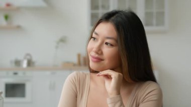 Hayal eden Asyalı kadın düşünceli kadın ev sahibi kadın hafta sonu evde keyfine bakıyor evde dinleniyor dinleniyor dinleniyor dinleniyor, Japon kızı gelecek için planlar yapıyor.