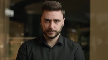 Erkek portresi beyaz erkek işadamı mutsuz müşteri müşteri girişimcisi alışveriş merkezinde poz veriyor ciddi bir yüz ifadesi var kamera önüne bakan yönetici dükkan satış elemanı iç mekanda
