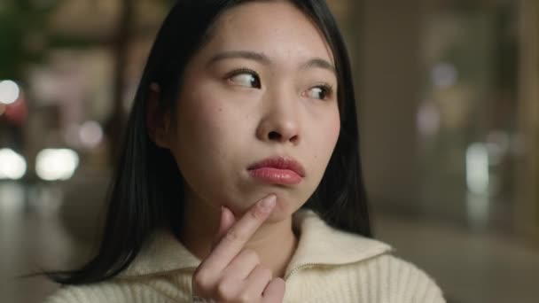 Portræt Eftertænksom Asiatisk Kvinde Tænker Plan Smart Pige Kinesisk Koreansk – Stock-video