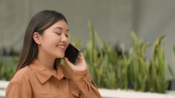 Mulher Asiática Cliente Feliz Cliente Andar Shopping Center Falar Telefone — Vídeo de Stock