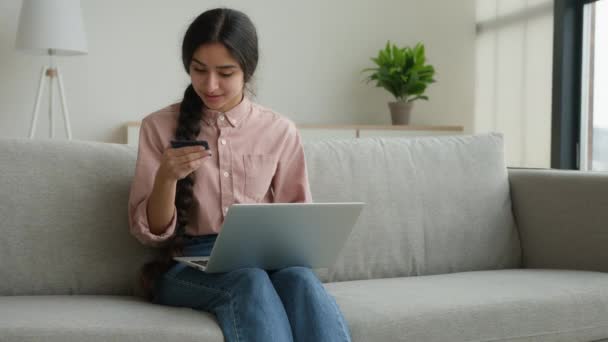 Kadın Müşteri Çevrimiçi Banka Kredi Kartıyla Alışveriş Yapıyor Dizüstü Bilgisayardan — Stok video