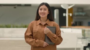 Dijital tabletle poz veren Asyalı Çinli iş kadını işveren. Mutlu Japon kadın portre şirket insan kaynakları müdürü kameraya bakıp gülümsüyor dişlek gülümseme