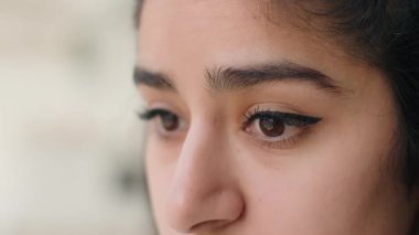 Üzgün kadın görüşü kesilmiş kadın bakışları. Uzaktan bakan düşünceli kız, yalnızlık bunalımı geçirdiğini düşünüyor. Çaresizlik, stres, göz muayenesi, göz kontrolü, lazer düzeltmesi.