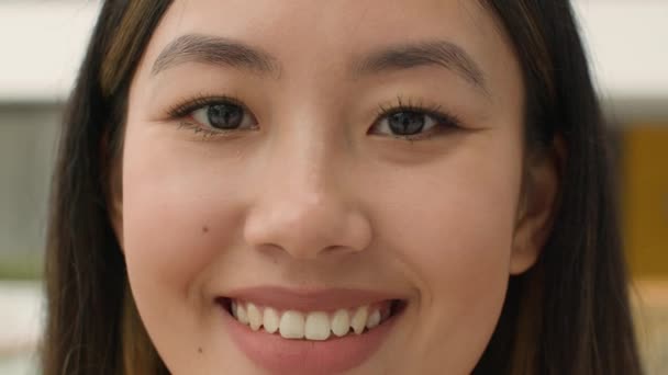 Крупным Планом Счастливая Азиатка Улыбается Китайская Корейская Японская Девушка Глядя — стоковое видео