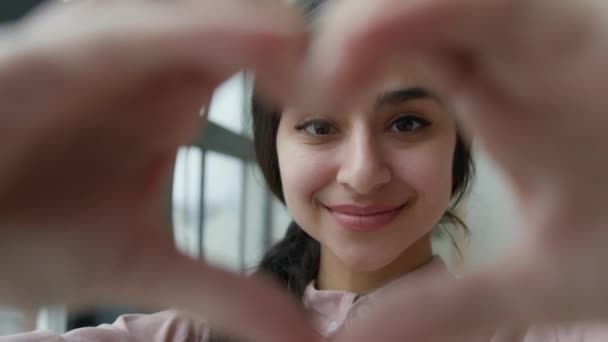Nært Ansikt Glad Arabisk Kvinne Blogger Jente Gjennom Sammenføyde Fingre – stockvideo