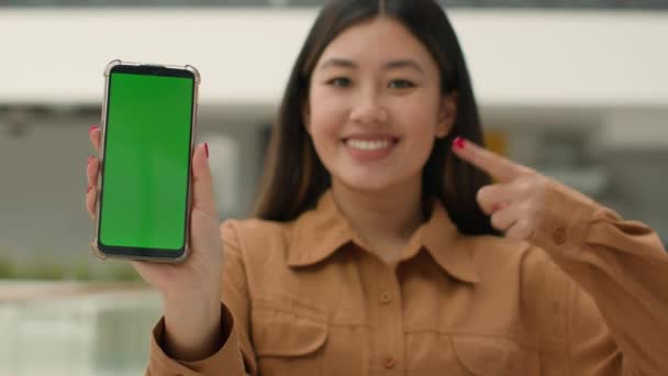 Asiático Chinês Mulher Segurar Smartphone Frente Mostrar Celular Com Tela — Vídeo de Stock