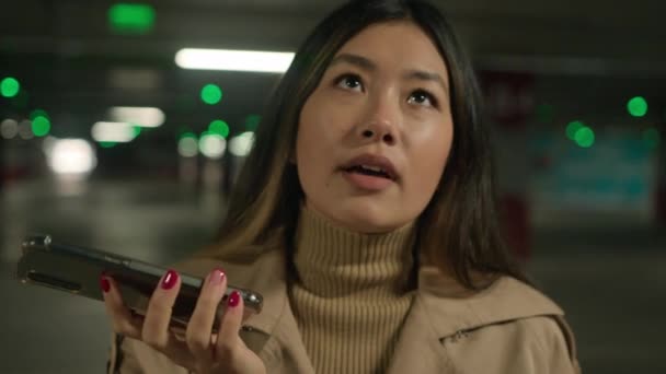 愤怒愤怒的亚洲韩国女人伤心的中国女孩在停车场讲电话心烦意乱的女人讲智能手机说消极的情绪忽视手机对话不听男朋友吵架 — 图库视频影像