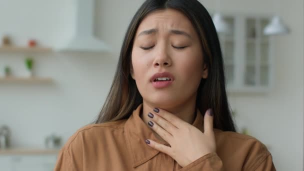 病気アジアの中国の女性は痛みを伴う喉の痛みをタッチ痛みを伴う首の女の子は アレルギーコロナウイルスCovid感染症に苦しんで声を失います扁桃腺炎症は 自宅で不快感痛みの感染症の症状を感じます — ストック動画