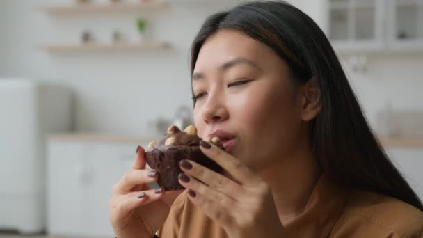 Asijské Korejština Japonská Dívka Hladová Žena Žvýkání Cupcake Potěšením Jíst — Stock video
