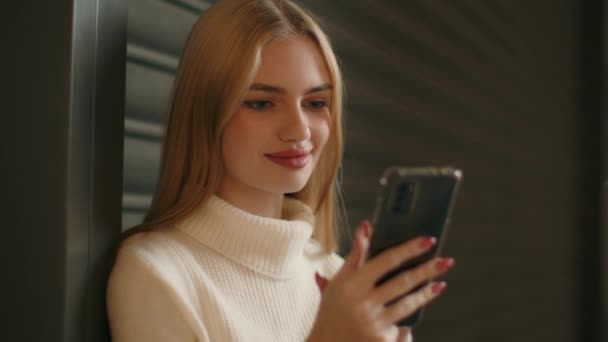 白人女の子の女性は屋内スマートフォンのタッチスクリーンを入力して電話を使用しますメッセージを送信女性ビジネス女性の女性学生幸せなクライアント笑顔ショッピングオンライン電子商取引モバイルアプリソーシャルメディアを閲覧 — ストック動画