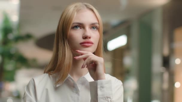 Pensive Kaukaska Dziewczyna 20S Businesswoman Przemyślane Kobieta Przedsiębiorca Biuro Kierownik — Wideo stockowe