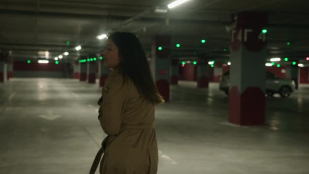 Powrót Widok Przestraszony Azji Kobieta Przestraszony Dziewczyna Działa Parking Ciemny — Wideo stockowe