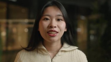 Web kamerası görüntüsü Asyalı kız blogger etkileyicisi kamerada konuşuyor mutlu Çinli Koreli Japon kadın öğrenci gülümsüyor diş telleri takılı internet sohbetleri, kapalı mekanda video blogu.