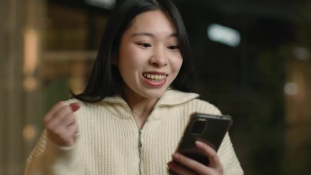 Aufgeregt Asiatische Frau Weibliche Kundin Einkaufszentrum Gewinnen Internet Rabatt Handy — Stockvideo