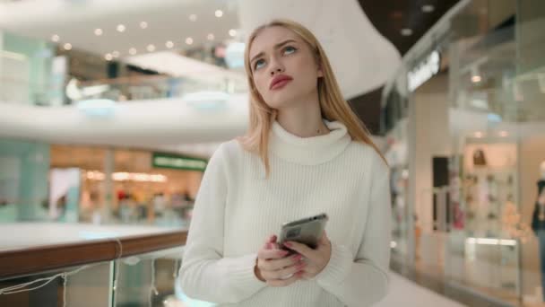 悲伤的白人焦虑的女商人20多岁的女购物者智能手机出了问题手机上的坏信息绝望的生意失败了债务失败了失望的女孩带着破手机 — 图库视频影像