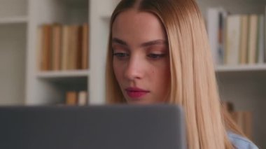 İnternet uygulaması olan e-öğrenim öğrencisi beyaz bir kadın. İnternet işi. Bilgisayarda, gülümseyen bir iş kadını.