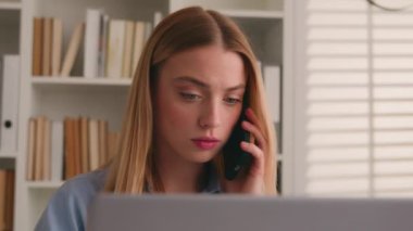 Kafkasyalı kız cep telefonuyla müşteriyle konuşuyor. Laptop kullanıyor. İş kadını, iş kadını danışman ajan ile görüşüyor.