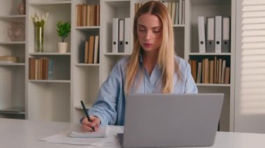 Laptop ofis projesinde çalışan iş kadını Kafkasyalı kadın çalışanın baş ağrısı çektiğini belirtiyor. Bilgisayar başağrısı çekiyor. İnternette okuyan öğrenci kız ödevi hasta migreni yazıyor.