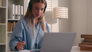 Beyaz kız öğrenci online ders konferansı videosu okuyor. Laptop bilgisayar hocasını ara. Ödev yazan kız çocuğu uzaktan eğitim. Sınav için e-öğrenme.