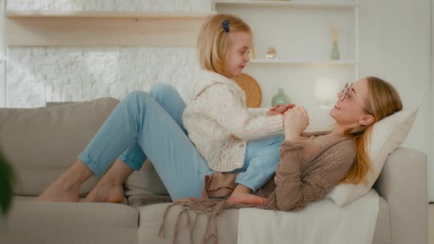 Caucasiano Relaxado Mãe Bonito Pequena Criança Filha Falando Amigável Conversa — Vídeo de Stock