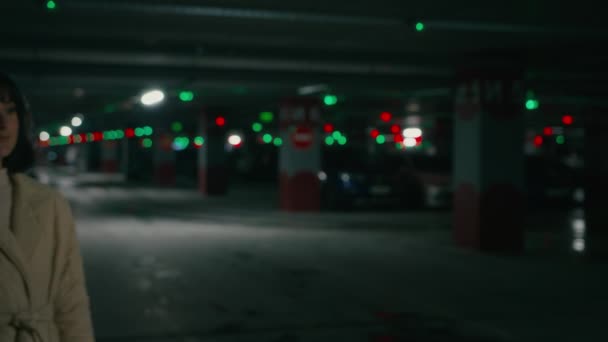 Mujer Caucásica Multiétnica Caminar Automóvil Estacionamiento Vacío Vista Lateral Milenial — Vídeo de stock