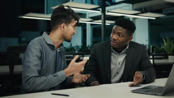 两名持笔记本电脑的不同人士在商务会议上讨论非裔美国人经纪人顾问项目咨询印度客户满意的商人在办公室握手 — 图库视频影像