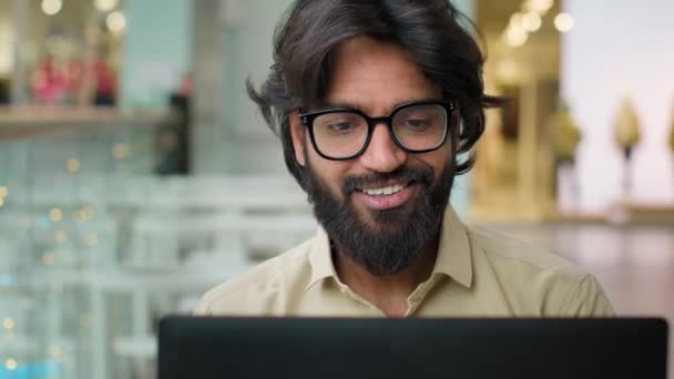 Retrato Sorrindo Feliz Empresário Indiano Árabe Homem Muçulmano Trabalhador Usuário — Vídeo de Stock