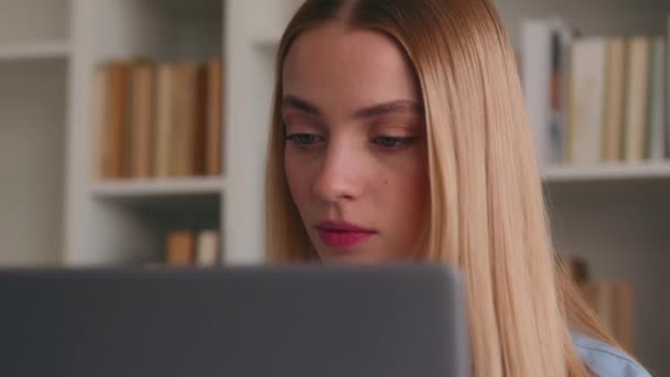 Kaukaska Kobieta Pracuje Laptop Learning Student Dziewczyna Internet App Praca — Wideo stockowe