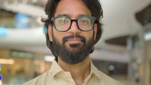 Κοντινό Πλάνο Επιχειρηματικό Πορτρέτο Headshot Ευτυχισμένη Αραβική Ισπανόφωνος Ινδός Μουσουλμάνος — Αρχείο Βίντεο
