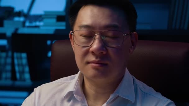 ビジネスポートレートを閉じるアジア人男性韓国人ビジネスマン中年の雇用主はメガネで眼鏡エグゼクティブを身に着けている幸せな笑顔で夜の家の夜のオフィスでカメラに笑顔 — ストック動画