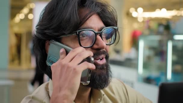 Homem Negócios Indiano Muçulmano Barbudo Sorridente Óculos Com Laptop Conversando — Vídeo de Stock