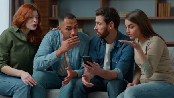 Zklamaný Smutný Multiraciální Lidé Sledují Sportovní Hru Streaming Mobilním Telefonu — Stock video