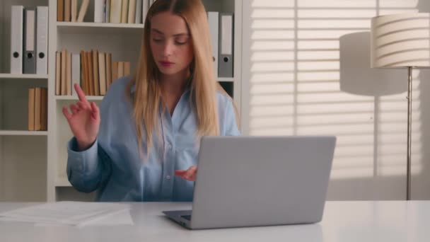 在办公室工作的白人女商人用笔记本电脑做市场调查分析论文回顾销售结果图表忙着文件文书工作女经理网上工作报告 — 图库视频影像