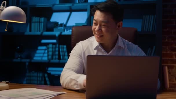 Orta Yaşlı Mutlu Gülen Işadamı Karanlık Gece Ofisinde Bilgisayarla Belgelerle — Stok video