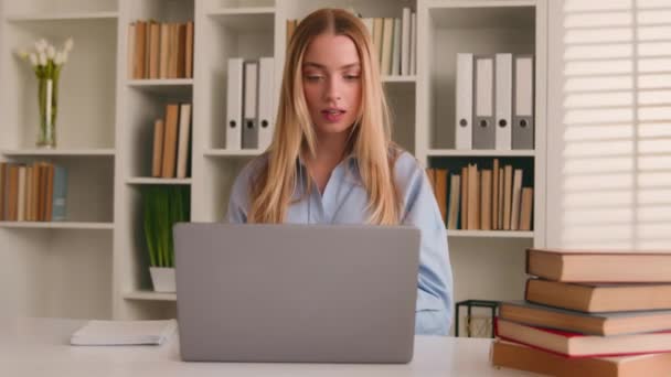 白种人快乐的女生在家里的图书馆在线学习 带着书本笔记本电脑远程教育写作业任务的电子学习 具有计算机写作思想的女企业家企业研究 — 图库视频影像