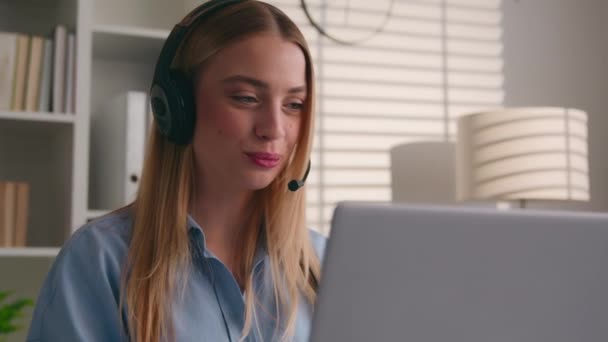 無線ヘッドセットの女の子の笑顔白人のビジネス女性は ノートパソコンのコンピュータビジネスの女性の笑顔ウェブカメラで話してビデオ会議を話すオンラインチャットカスタマーサポートサービスの距離の教え — ストック動画