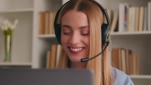 Feliz Caucásico Sonriente Mujer Auriculares Hablando Conferencia Llamada Vídeo Chat — Vídeos de Stock