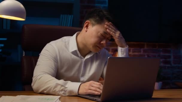 Zestresowany Wyczerpany Chory Smutny Azjata Dojrzały Mężczyzna Przepracował Koreański Biznesmen — Wideo stockowe