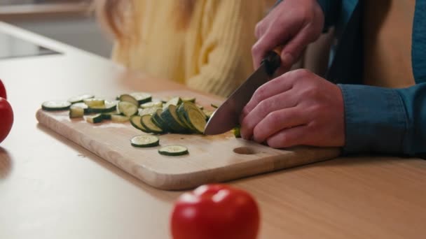 Bewegende Schuss Vater Kochen Zubereitung Geschnitten Salat Kaukasische Kleine Tochter — Stockvideo