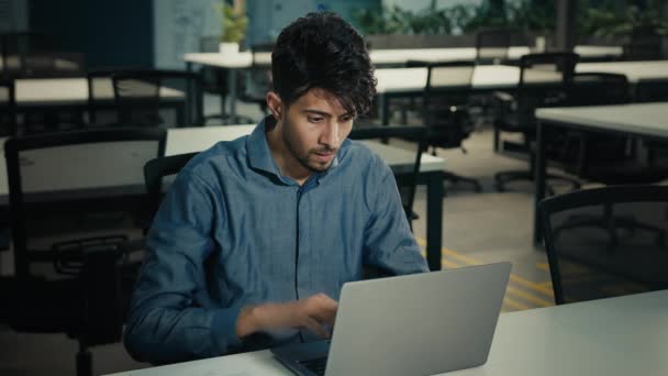 Podekscytowany Indyjski Biznesmen Biurze Czytać Mail Laptopie Świętować Zwycięstwo Online — Wideo stockowe