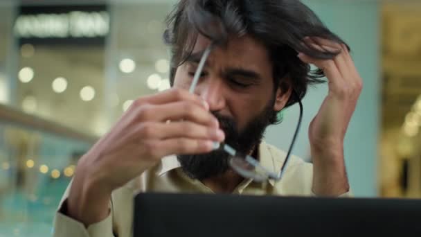 Zestresowany Smutny Indyjski Brodaty Mężczyzna Okularach Trzymając Ból Głowy Przepracowany — Wideo stockowe