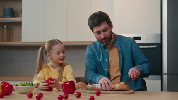 Família Feliz Casa Cozinha Cozinha Caucasiano Pai Cortar Pão Falando — Vídeo de Stock