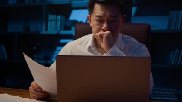 Zestresowany Wyczerpany Myśląc Azjatycki Dojrzały Mężczyzna Biznesmen Nocy Biuro Późno — Wideo stockowe