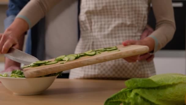 Los Cónyuges Adultos Mediana Edad Cocinan Ensalada Verduras Cocina Marido — Vídeo de stock