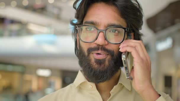 기사보기 수염을 히스패닉 히스패닉 사업가 무슬림 클라이언트 사업가가 휴대폰으로 통화를 — 비디오