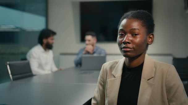 Portresi Afrikalı Amerikalı Kadın Çalışan Ofis Yöneticisi Profesyonel Etnik Kadını — Stok video