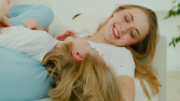Glücklich Verspielt Unbeschwerte Kaukasische Mutter Babysitter Kindermädchen Spielen Kitzeln Kleine — Stockvideo