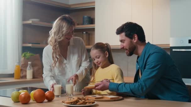 Feliz Familia Caucásica Preparando Desayuno Juntos Hablando Casa Cocina Madre — Vídeo de stock