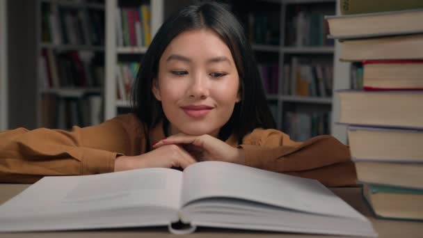 Yakın Plan Asyalı Kadın Öğrenci Üniversite Kütüphanesinde Kitap Okurken Gülümseyen — Stok video